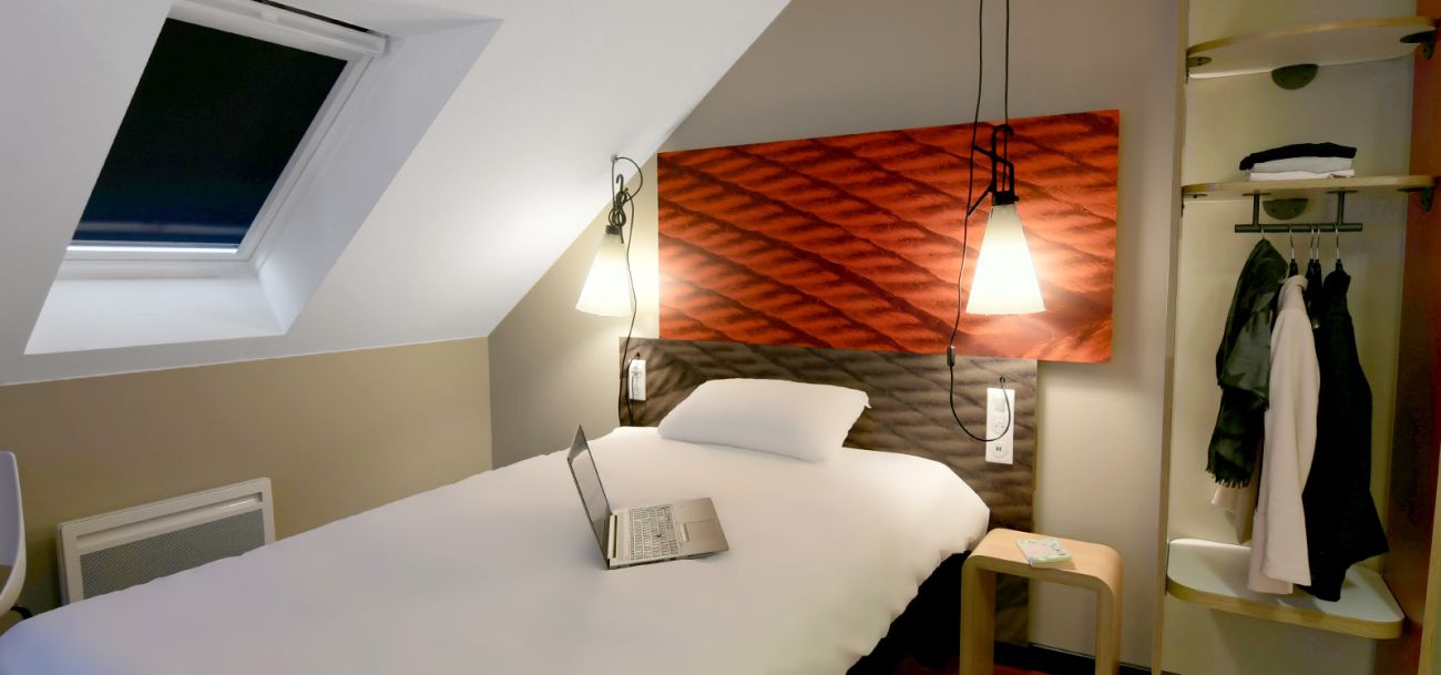 Chambre lit simple de l'hôtel Ibis Brest Kergaradec